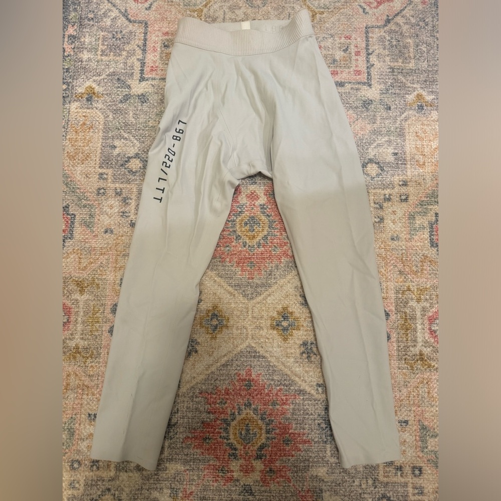 Lululemon Men's License to Train 21" Tights in the color Dove Grey